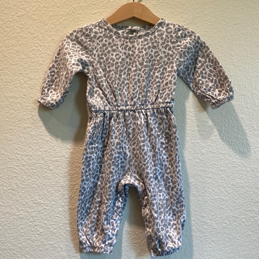 Old Navy- Gray Romper with Cheetah Print (6-12 months) EUC